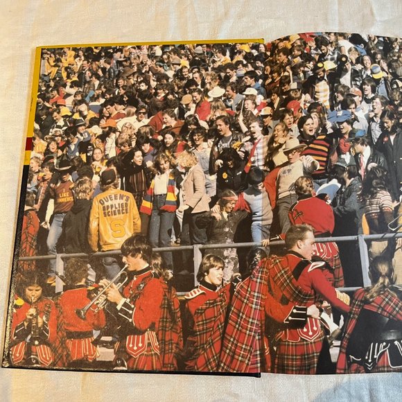 QUEEN'S UNIVERSITY TRICOLOUR Yearbook 81 1981 Mint Kingston Ontario Canada - Picture 4 of 12